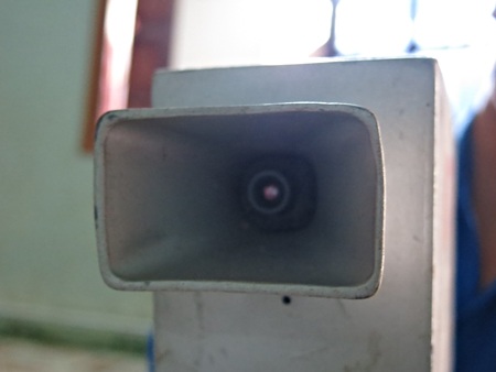 Chiếc máy quay phim gọn nhẹ với vỏ hộp máy nài từ vỏ ti vi, các linh kiện điện tử như webcam...