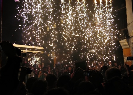 Ánh sáng pháo hoa bất ngờ tỏa xuống từ những mái nhà phố