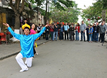 Du khách hào hứng với chương trình biểu diễn nghệ thuật đậm bản sắc văn hóa xứ Quảng