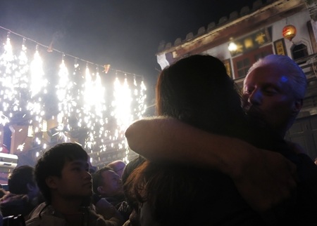 Biển người đổ về trung tâm phố cổ chào đón khoảnh khắc chạm ngõ năm mới 2014