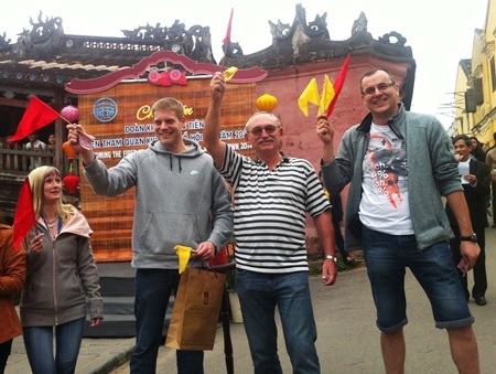 Khoảng 20 du khách đến từ Đức là những du khách đầu tiên đến Quảng Nam trong năm mới 2014