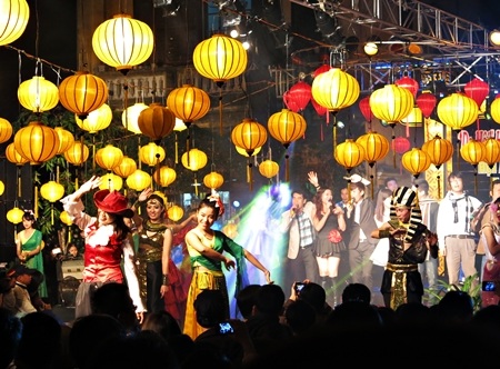 Biển người đổ về trung tâm phố cổ chào đón khoảnh khắc chạm ngõ năm mới 2014