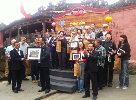 Sở Văn hóa - thể thao - du lịch Quảng Nam trao quà mừng năm mới đến đoàn du khách 