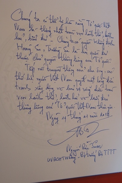 Bút tích Bộ trưởng Bộ TT-TT Nguyễn Bắc Son ghi lại cảm tưởng tại Triển lãm. 