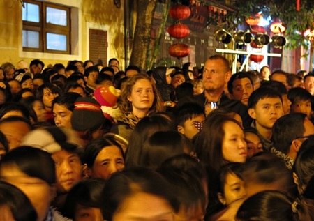 Biển người đổ về trung tâm phố cổ chào đón khoảnh khắc chạm ngõ năm mới 2014