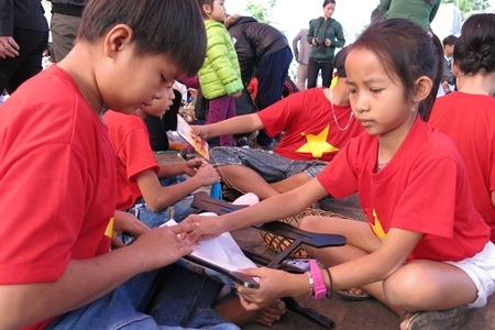 Tập trung, cẩn thận và khéo léo để có được chiếc lồng đèn đep