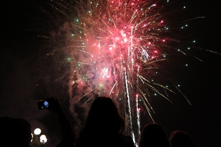 Những loạt pháo hoa rực rỡ trong thời khắc chuyển giao năm cũ và năm mới 