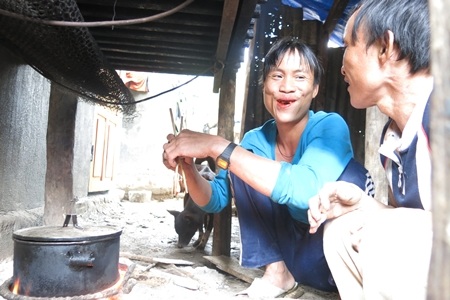 40 tuổi, lần đầu tiên anh Lang được người nhà sắm cho áo mới sửa soạn đón Tết...