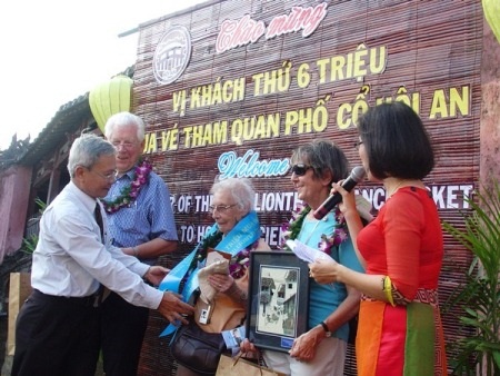 Ông Trương Văn Bay - Phó chủ tịch UBND TP chào mừng du khách thứ 6 triệu đến tham quan Hội An