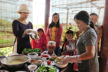 Đặc sắc hội làng còn có phần thi trổ tài chế biến ẩm thực