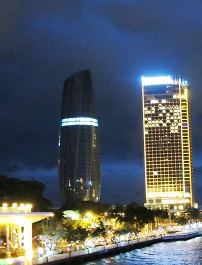 Nhiều hạng mục sáng đèn thi công trong đêm