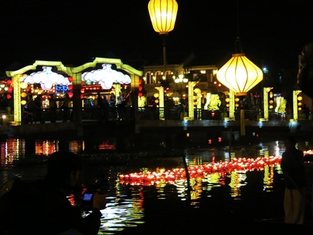Đèn lồng thắp sáng khu vực trung tâm lễ hội Tết nguyên đán ở Hội An