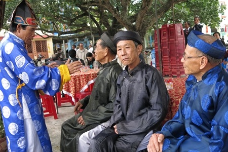 Các vị cao niên khăn áo chỉnh tề cùng người làng về dự lễ hội từ sáng sớm