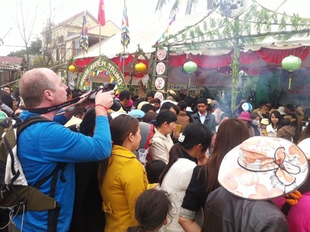 Du khách hào hứng ghi lại những hình ảnh từ lễ hội Bắp