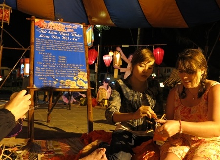 Du khách học làm đèn lồng