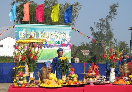 Lễ hội cầu bông được tổ chức thường niên đúng mồng 7 tháng Giêng âm lịch ở làng rau Trà Quế