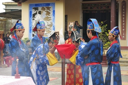 Trước các chính lễ, đều có nghi thức rửa mặt tỏ lòng thành kính trước khi dâng lễ