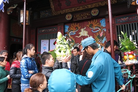 Nhà chùa chỉ mở cửa cho mỗi lượt 20 người vào dâng lễ, tránh cảnh xô bồ trong chùa