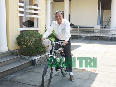 Hình ảnh lạ trên yên xe đạp của công chức Hội An