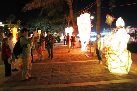 Ghi hình và chụp ảnh lưu niệm với đèn lồng phố Hội