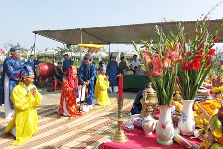 Nghi lễ chính bắt diễn ra tại đình Tiền Hiền, khi nhà nông trong làng dâng lễ vật về nghinh thần