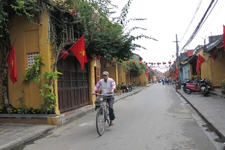 Ông Nguyễn Sự - Bí thư Thành ủy Hội An - trò chuyện với người dân Cù Lao Chàm.