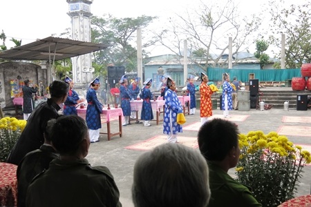 Người làng tổ chức lễ hội định kỳ hàng năm vào 12 tháng Giêng âm lịch 