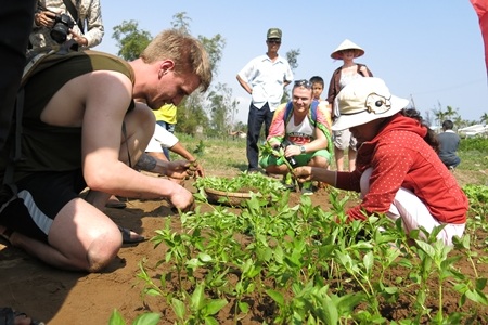 Sau phần lễ là phần hội sôi nổi thu hút du khách thi tài cùng nhà nông
