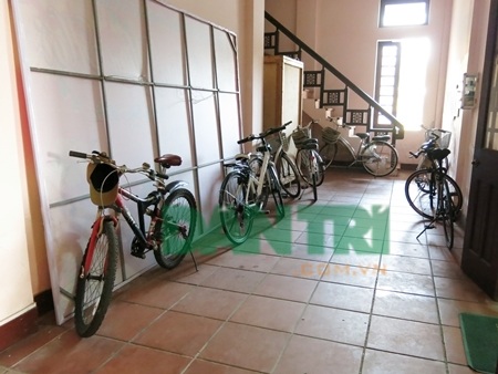 Xe trong khu vực đổ xe trong Trung tâm Quản lý Bảo tồn Di sản Hội An hầu hết là xe đạp