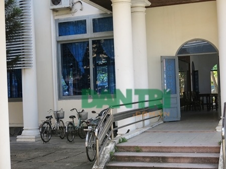 Bãi đổ xe của Thành ủy Hội An đã bắt đầu có nhiều xe đạp