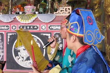 Đọc báo cáo việc làng một năm quá với tổ tiên