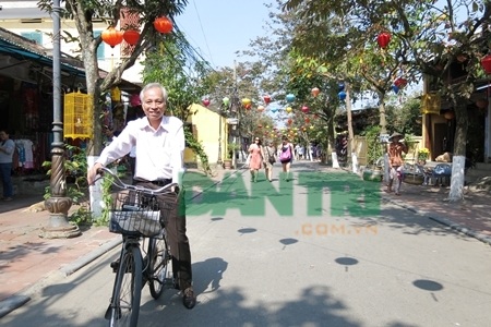 Bãi đổ xe của Thành ủy Hội An đã bắt đầu có nhiều xe đạp