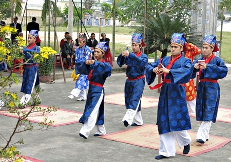 Đọc báo cáo việc làng một năm quá với tổ tiên
