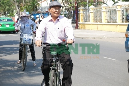 Bãi đổ xe của Thành ủy Hội An đã bắt đầu có nhiều xe đạp