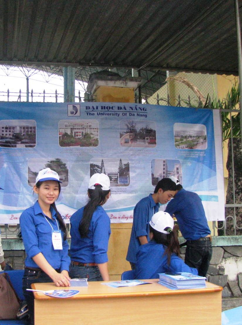 Bàn tiếp sức mùa thi trước ĐH Đà Nẵng vừa chính thức hoạt động ngay sau lễ ra quân.