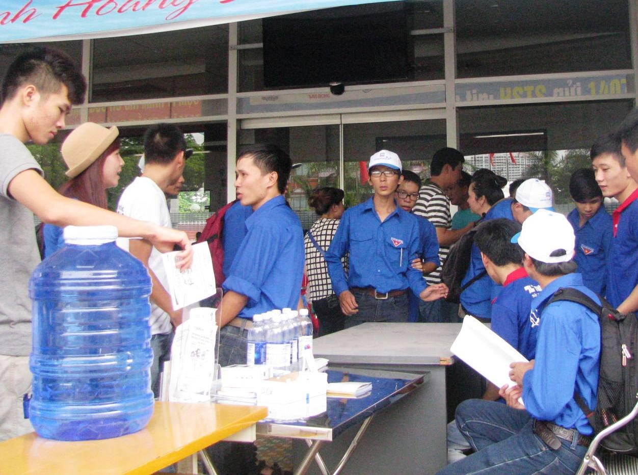 Bàn tiếp sức mùa thi trước ĐH Đà Nẵng vừa chính thức hoạt động ngay sau lễ ra quân.