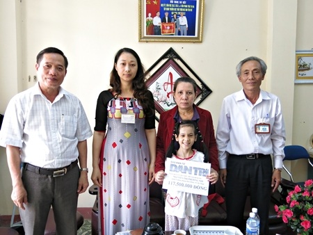 Trao hơn 117 triệu đồng đến cháu bé đi ngoài ra đường miệng