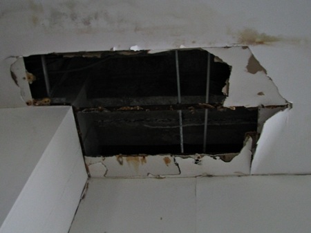 Trần nhà tầng ba của Bảo tàng có nhiều lổ thủng to như này