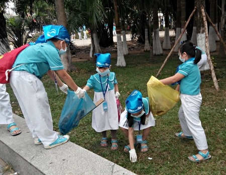Học trò ra quân thu gom rác để học sống xanh - 1 Các em học sinh ra quân thu gom rác tại Công viên 29/3 (Đà Nẵng) trong ngày 25/3.