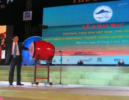 Phó Thủ tướng Vũ Đức Đam đánh trống khai mạc Festival Thủy Sản Việt Nam 2014