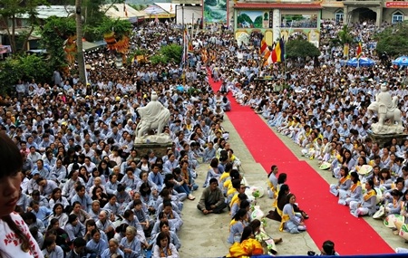 Khuôn viên chùa kín chỗ