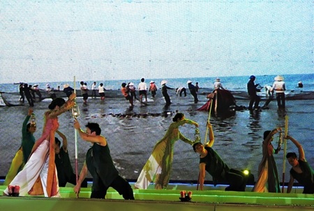 Hình ảnh những bến bờ tấp nập ngày thuyền về tôm cá đầy khoang