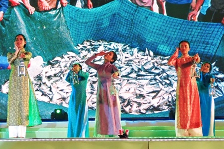 Hình ảnh những bến bờ tấp nập ngày thuyền về tôm cá đầy khoang