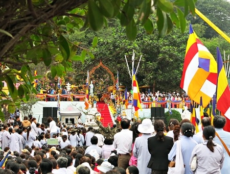 Khuôn viên chùa kín chỗ