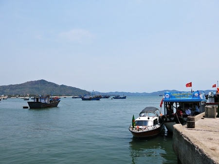 Trong lòng vịnh có những vũng nhỏ tạo hình từ những dãy núi trườn từ bờ ra biển