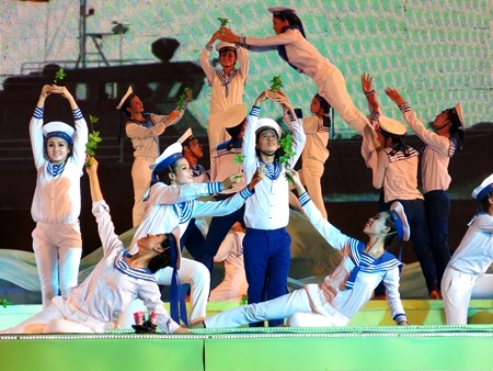 Ngư dân ra khơi bám biển mưu sinh,cũng là bám biển bảo vệ biển đảo quê  hương