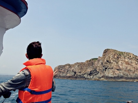 Từ du thuyền nhìn ra khoảng giữa vịnh có nhiều hòn đảo nhỏ có hình thù độc đáo