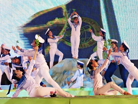 Ngư dân ra khơi bám biển mưu sinh,cũng là bám biển bảo vệ biển đảo quê  hương