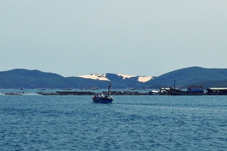 Trong lòng vịnh có những vũng nhỏ tạo hình từ những dãy núi trườn từ bờ ra biển