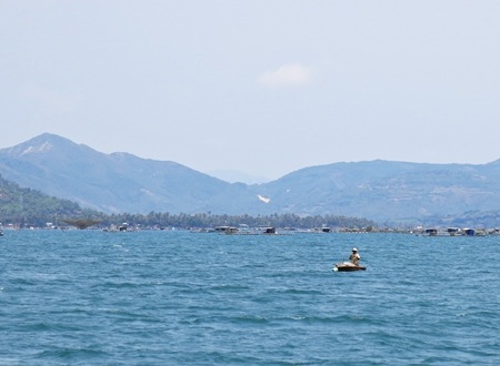 Trong lòng vịnh có những vũng nhỏ tạo hình từ những dãy núi trườn từ bờ ra biển